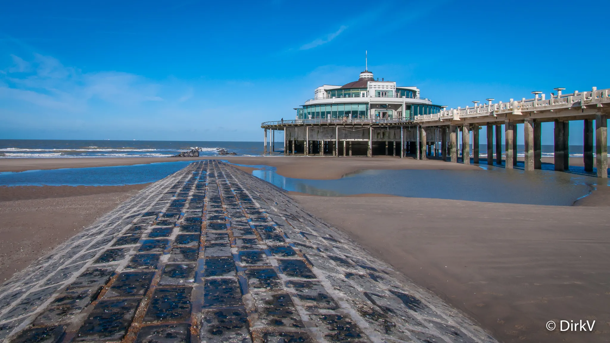De Pier vu Blankenberge bei Ebb, mam Mier an der Plage