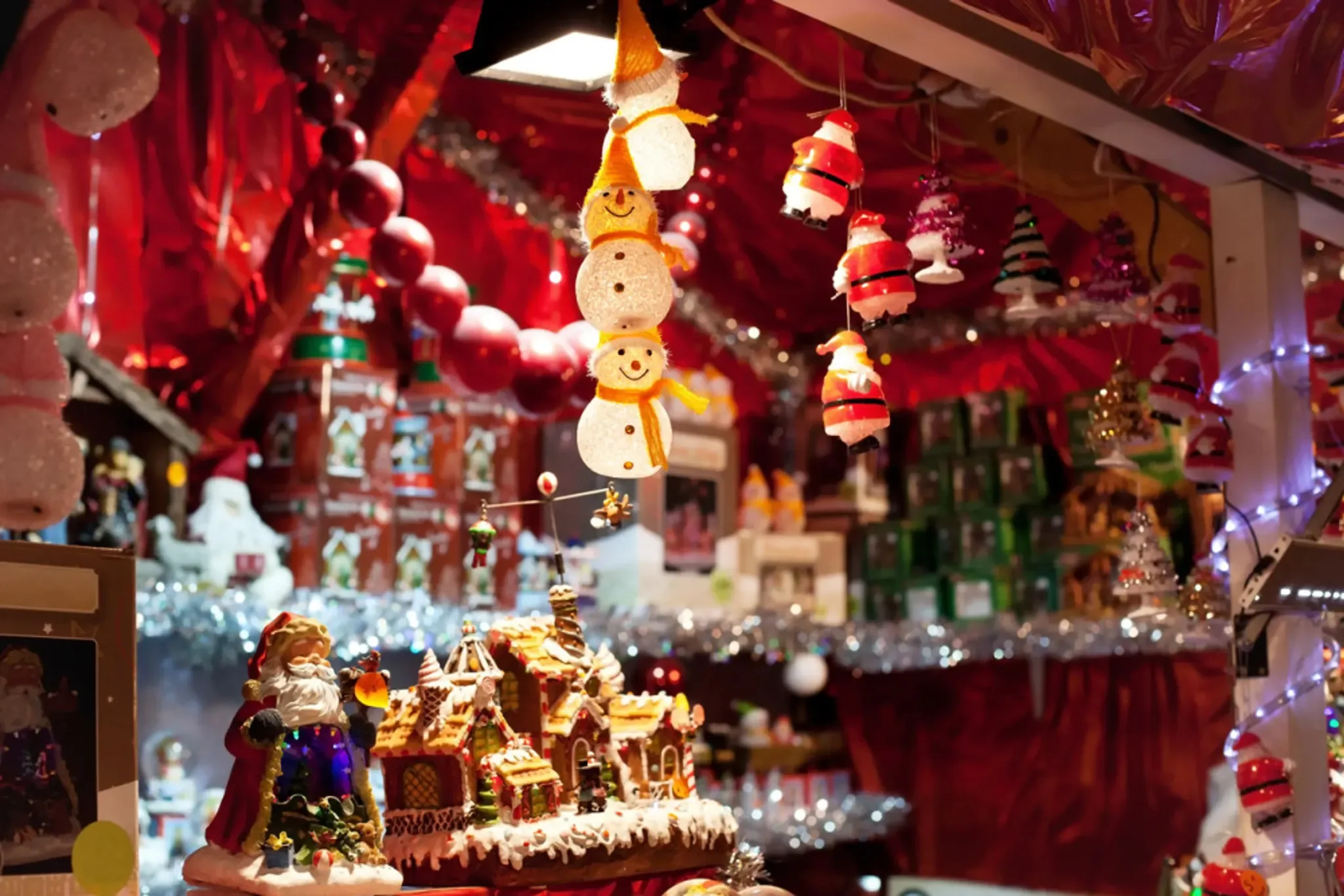 Weihnachtsschmuck und Schneemänner in einem Stand auf dem Weihnachtsmarkt