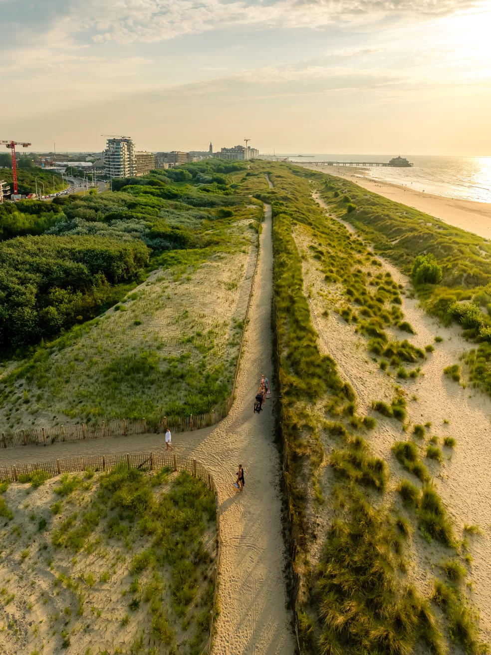 Spadséierwee tëscht den Dünen bei Blankenberge, mat der Plage an dem Mier niewendrun