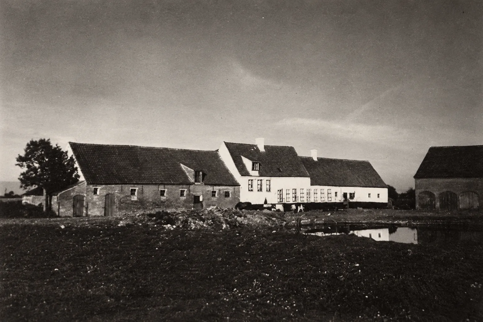 Zwart-witfoto van de hoeve Hof Malleghem met boerderijgebouwen en erf, 1952